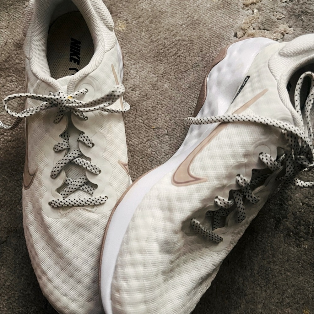 NWOT!! Women’s Nike Renew Running Shoes Size 9